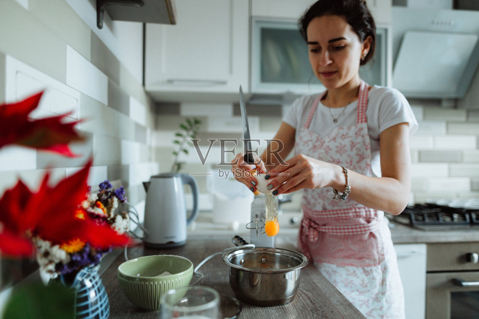 女人在厨房做饭照片摄影图片