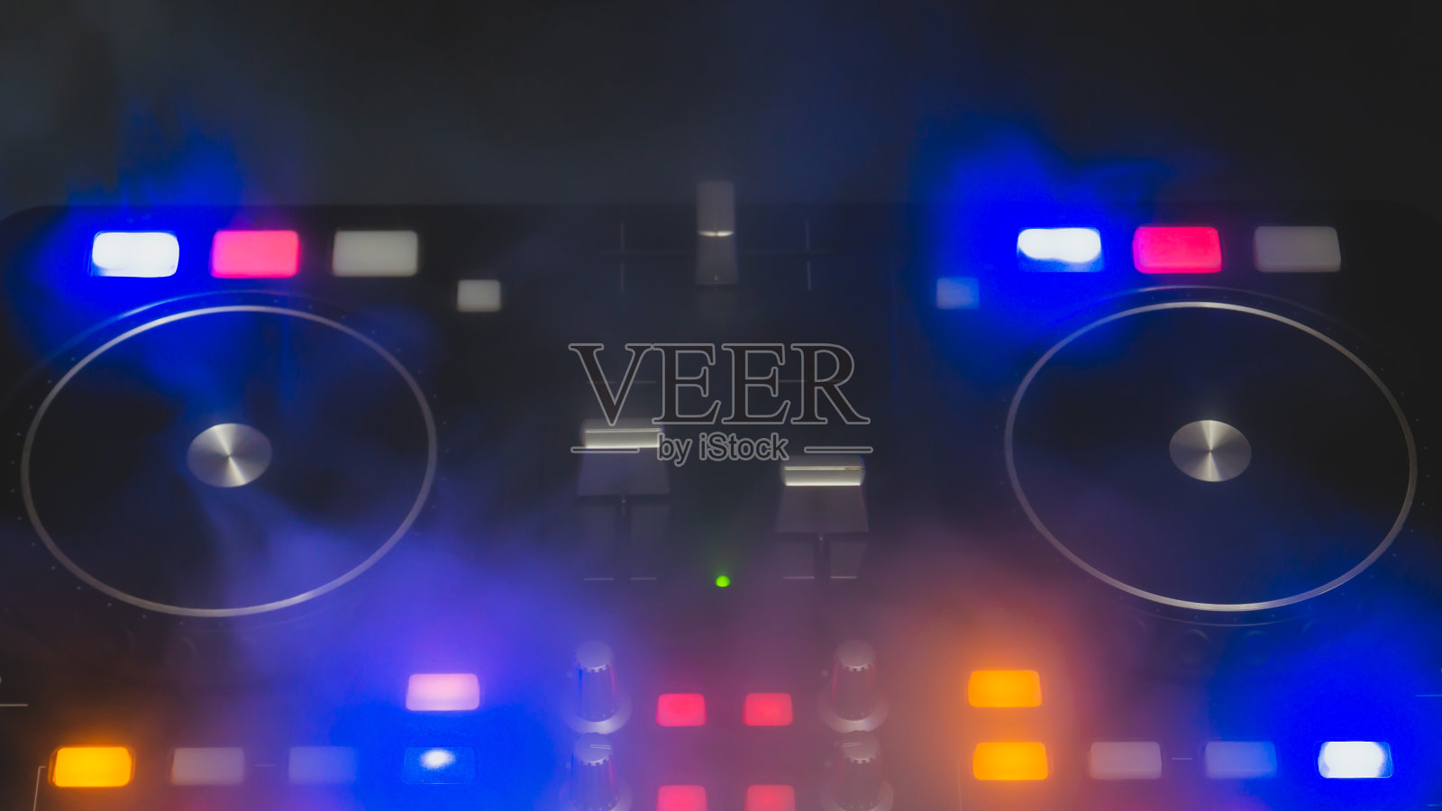 带有旋钮和滑块的DJ混音控制器照片摄影图片