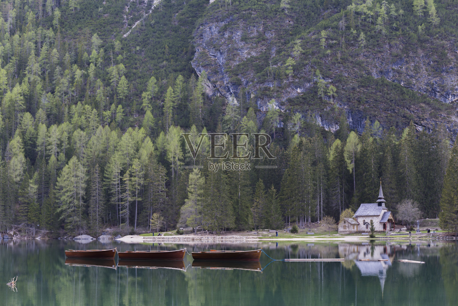 在 Lago di Braies 拍照照片摄影图片