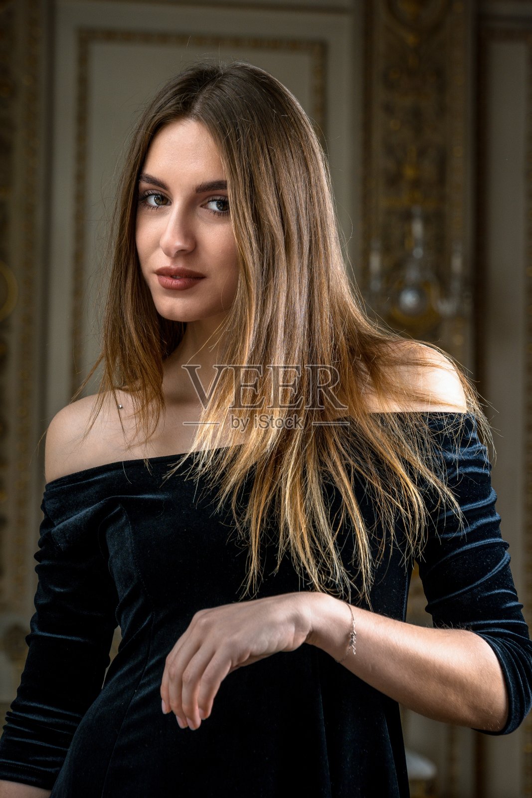 窗边有一个年轻美丽的姑娘照片摄影图片