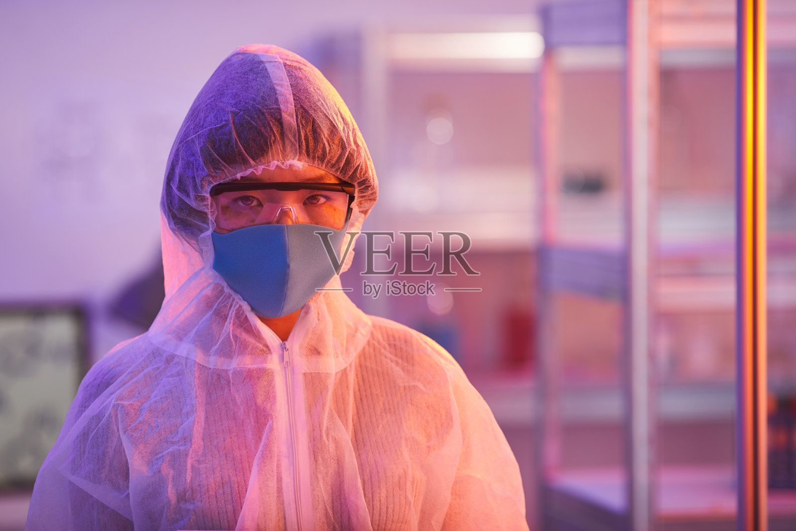 穿着实验室制服的人照片摄影图片