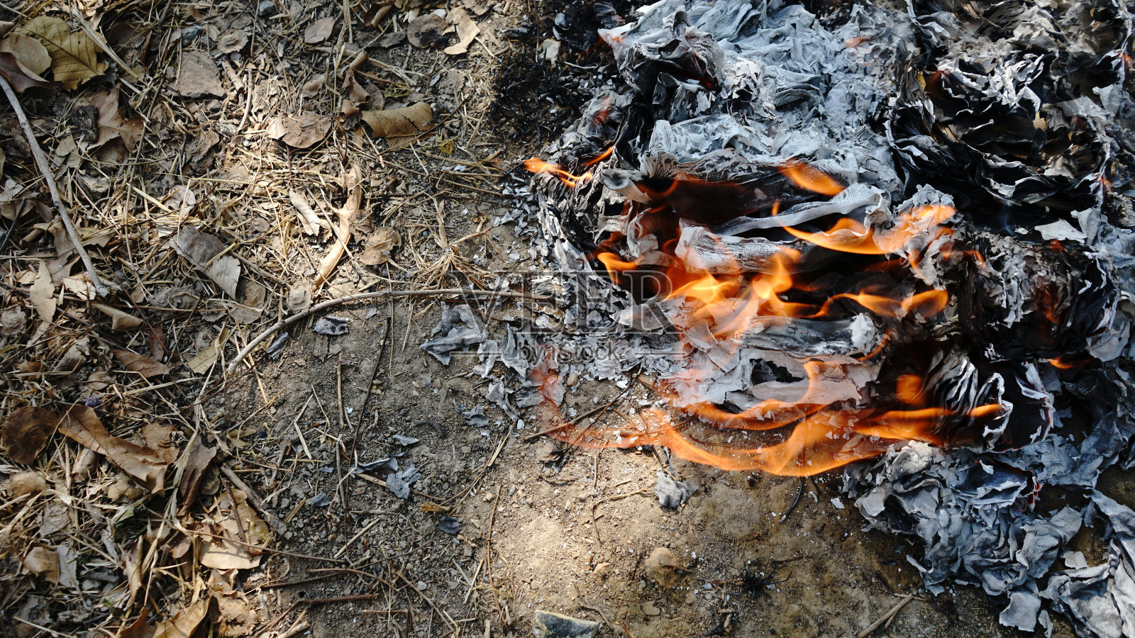 火焰来自燃烧。野火概念概念背景照片摄影图片