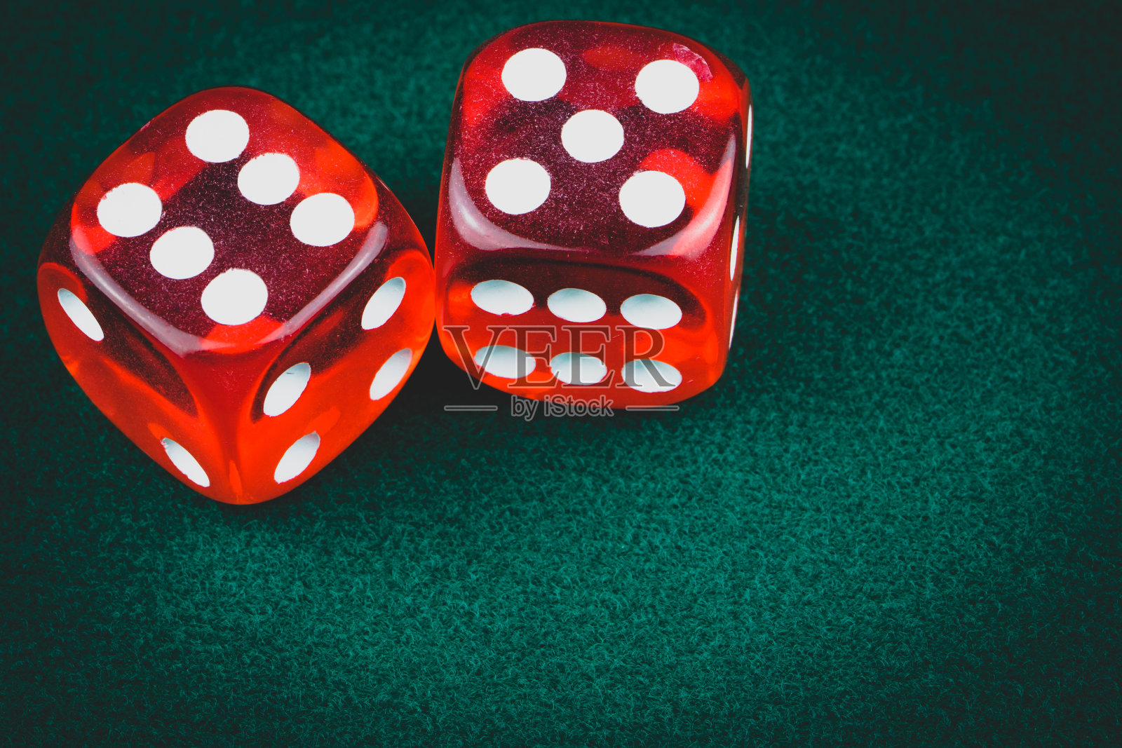 红骰子绿赌桌照片摄影图片