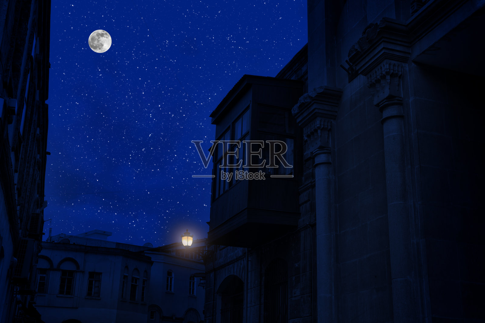 夜幕下的巴库城市之上的满月一轮皎洁的满月照片摄影图片