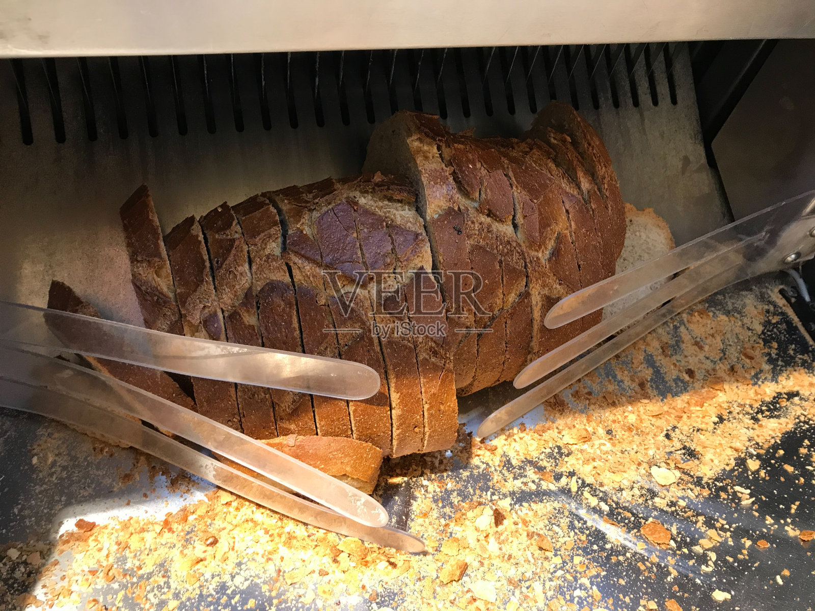 德国黑麦面包切片机/工业面包切片机在超市面包屑。照片摄影图片