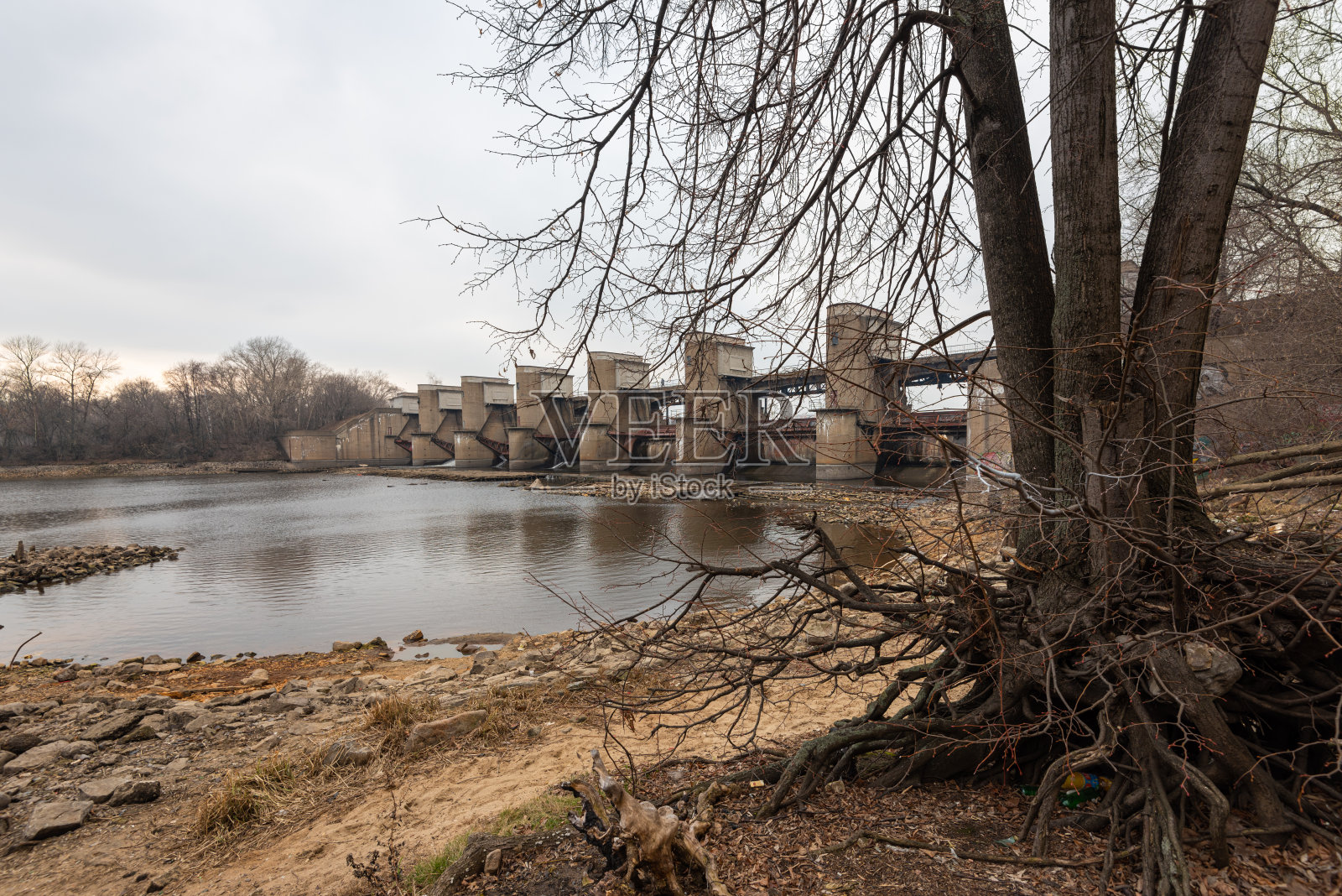 该大坝是佩雷文斯克水电站的一部分照片摄影图片