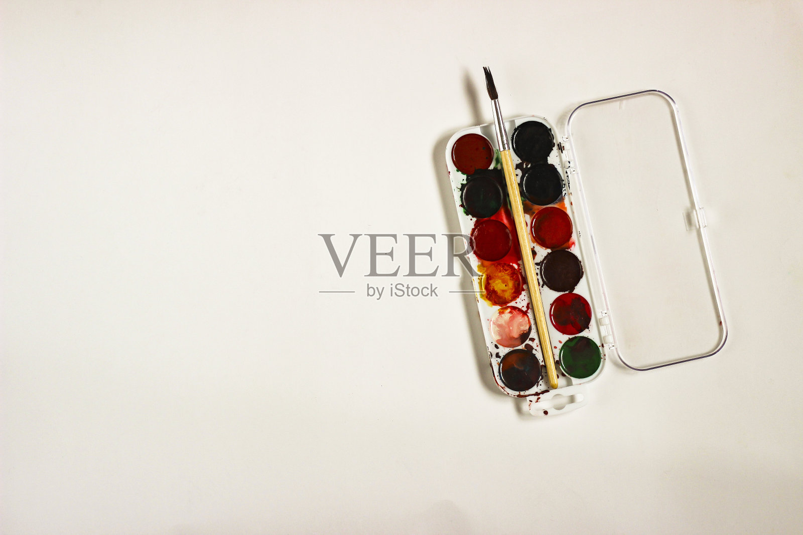 肮脏的水彩颜料盒设置与刷子照片摄影图片