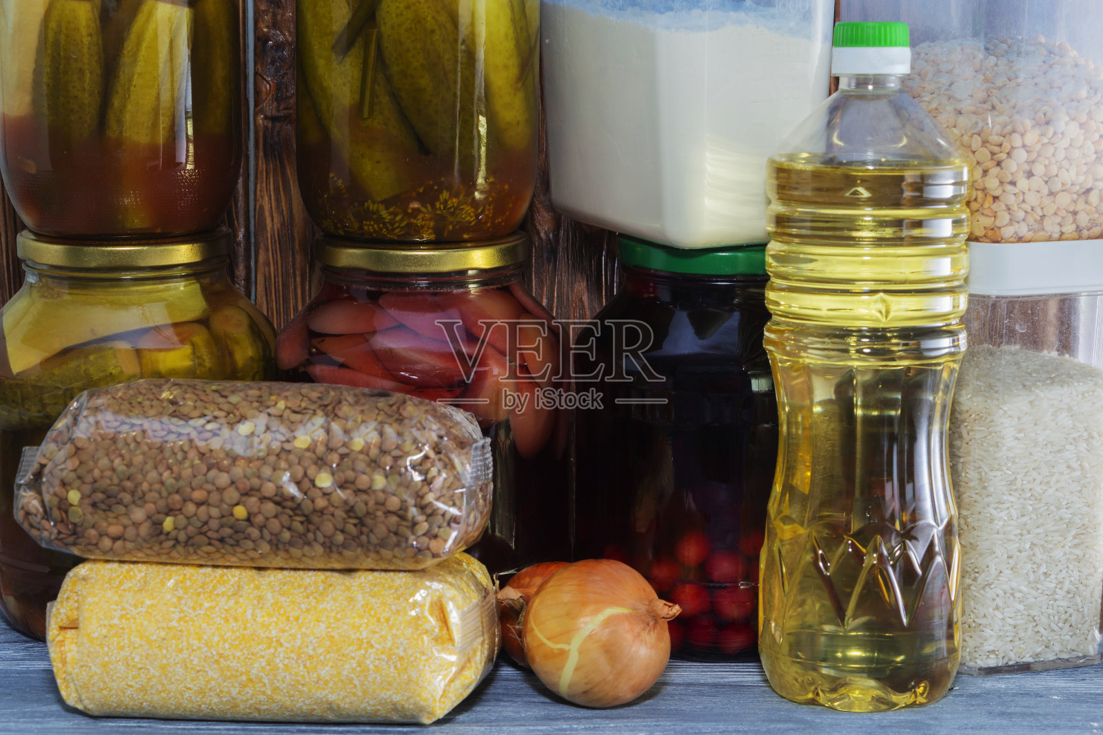 木架上放着许多装着罐头食品和谷物的玻璃罐子照片摄影图片