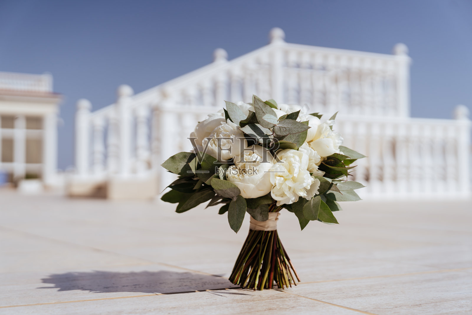 一个美丽和时尚的白色牡丹婚礼花束的特写图像。照片摄影图片