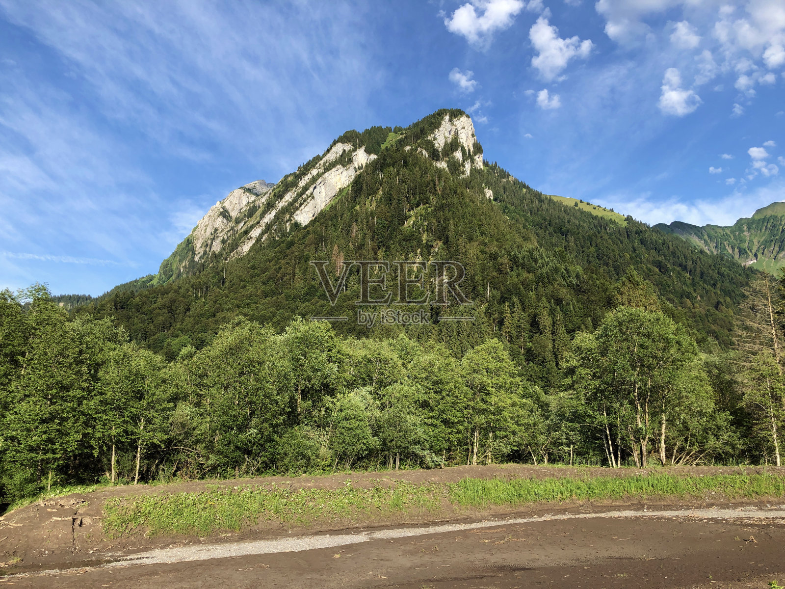 瑞士施维茨学生州的锡尔西山谷和锡尔西人工湖上的阿尔卑斯山峰Wandlispitz照片摄影图片