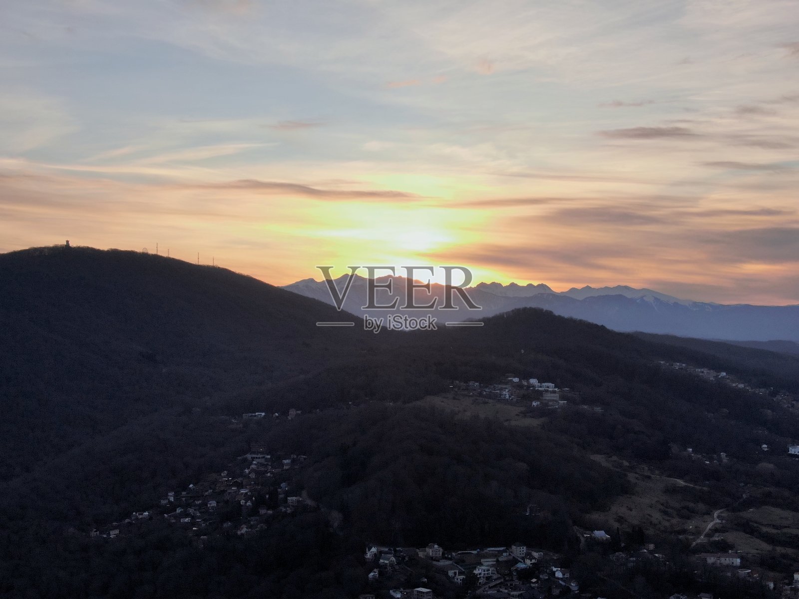 清晨，金色的曙光越过群山。美丽的自然全景在阳光下照片摄影图片
