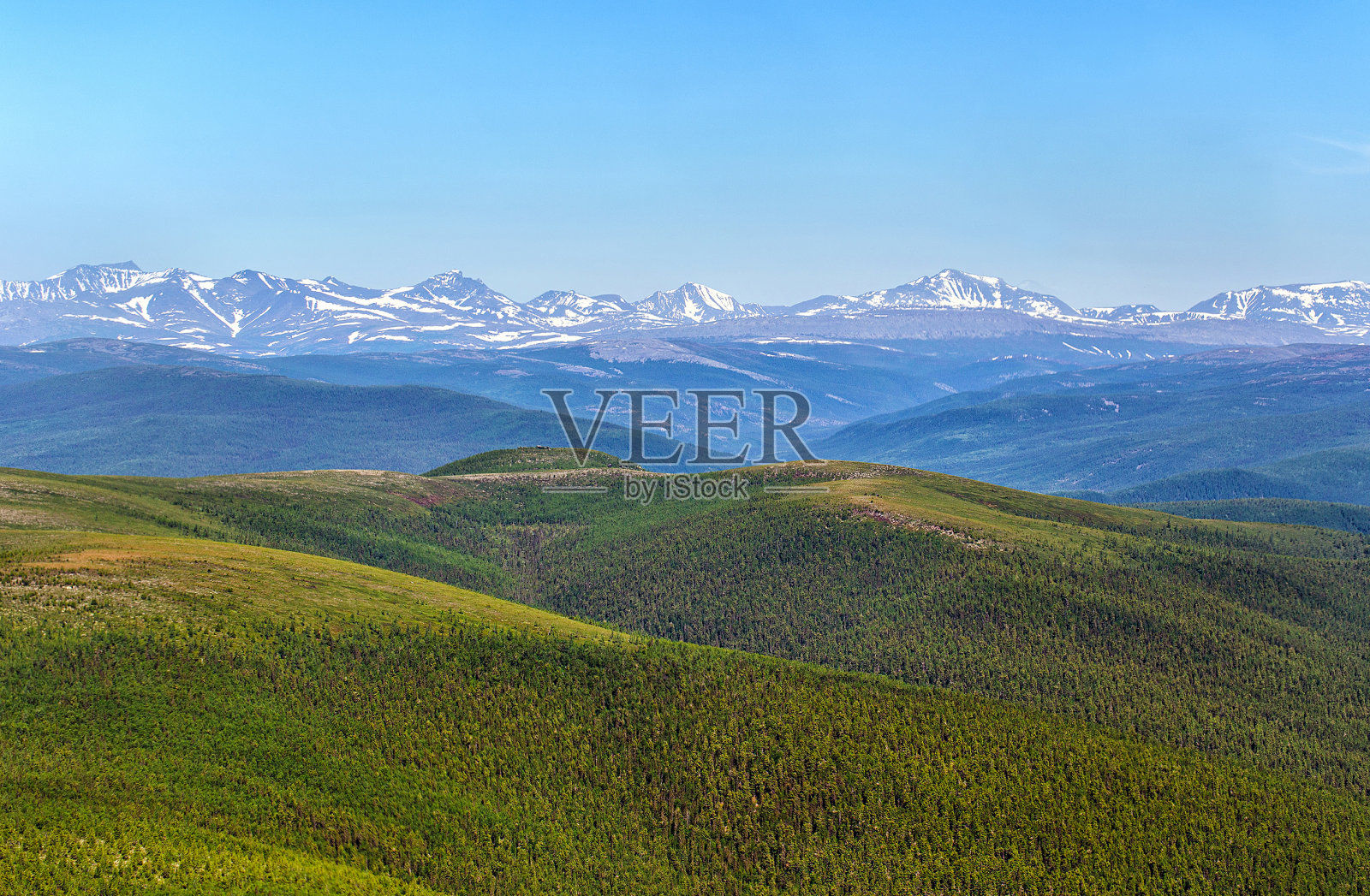 覆盖着冰川的山脉和一望无际的森林。从上面的观点照片摄影图片