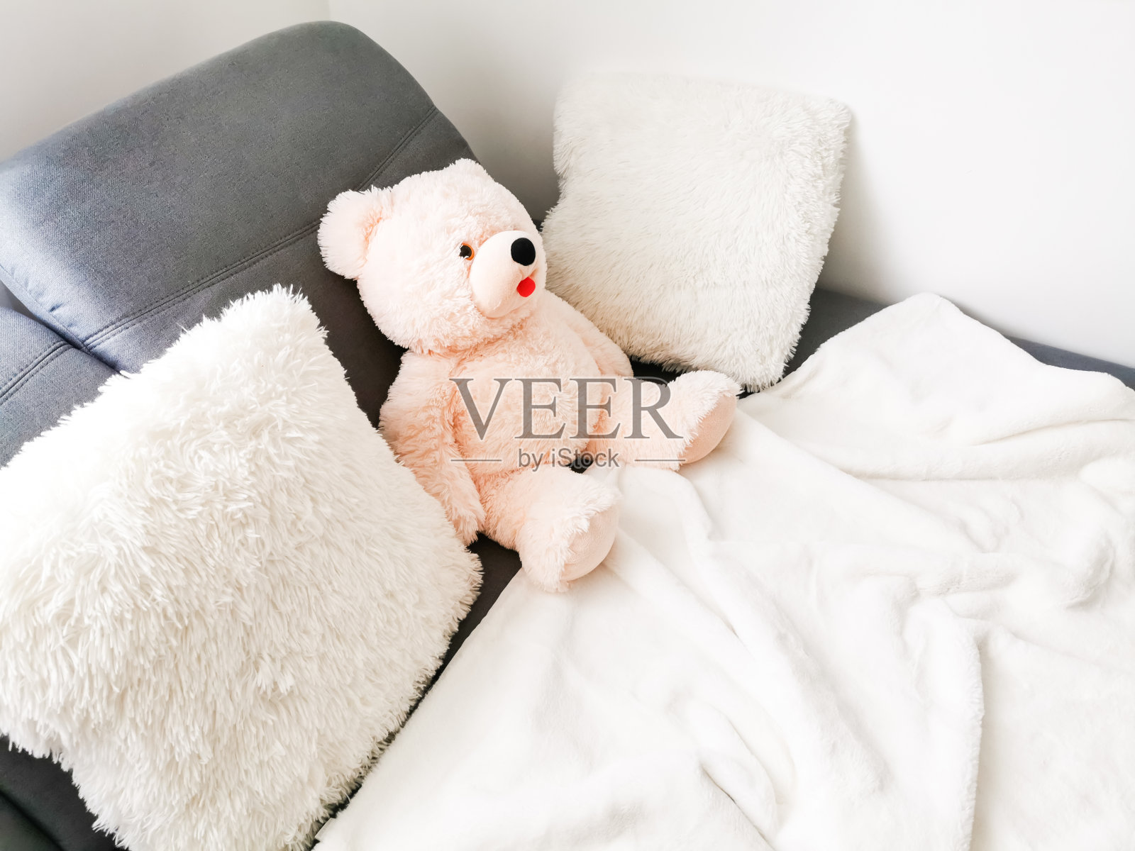 白色枕头上点缀着灰色的沙发背景照片摄影图片