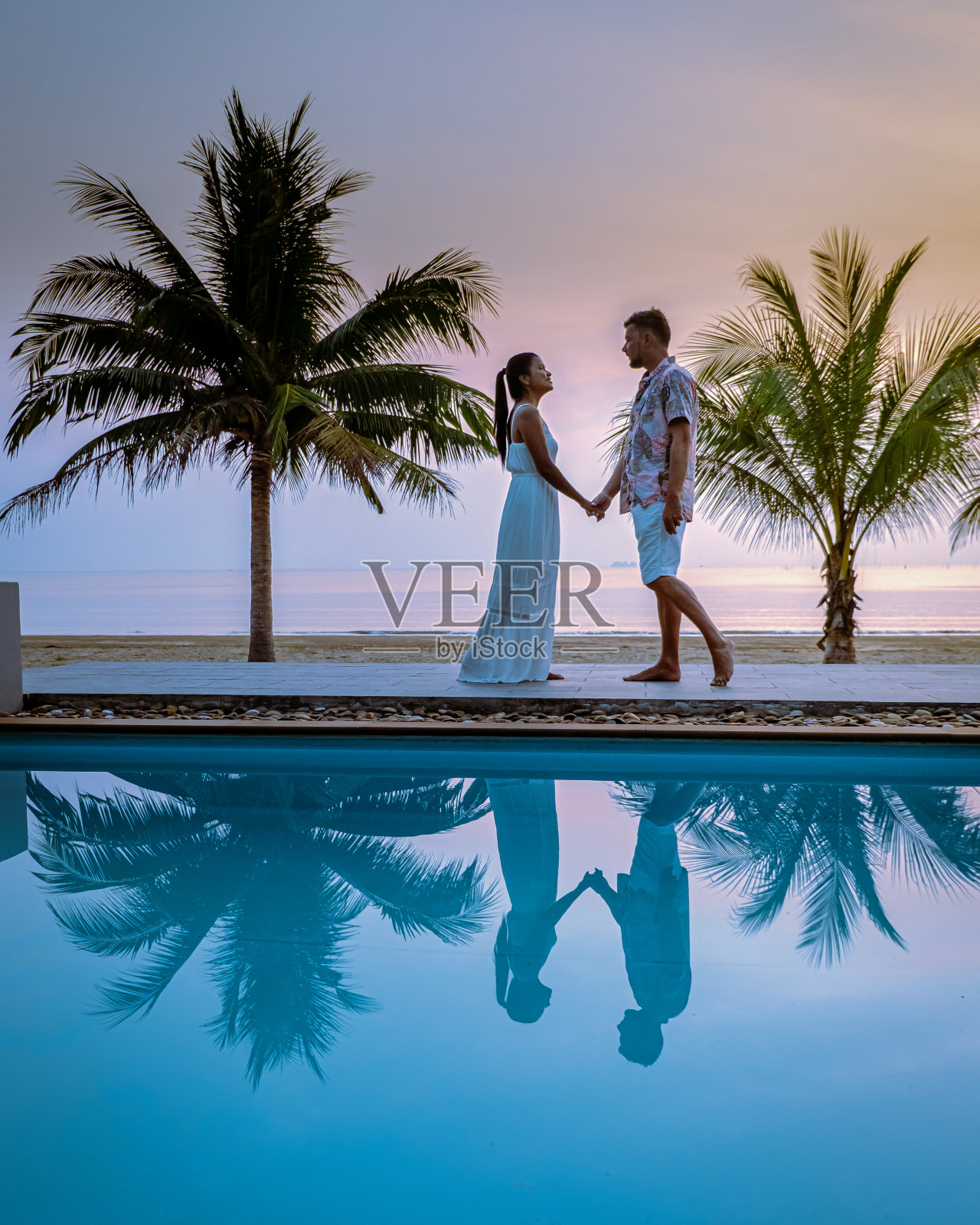 泰国春蓬，情侣在泰国海滩观看日落照片摄影图片