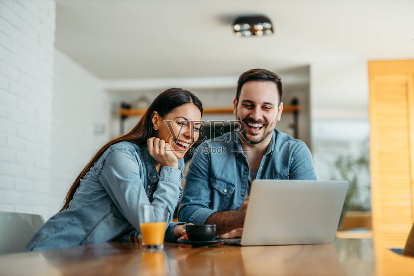 情侣居家休闲，看笔记本电脑屏幕欢笑照片摄影图片