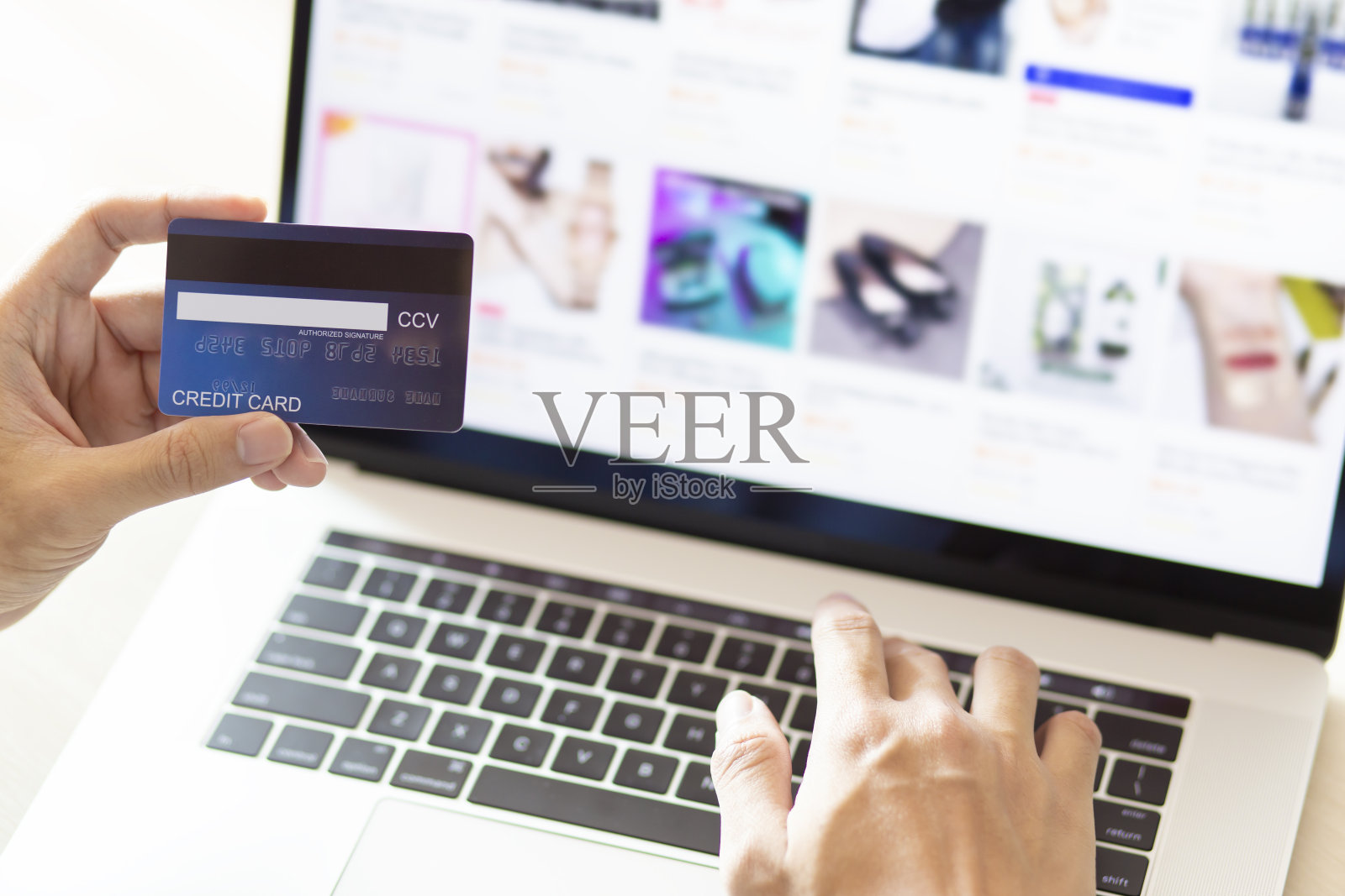 使用笔记本电脑在线购物付款选择信用卡成功并继续购物照片摄影图片