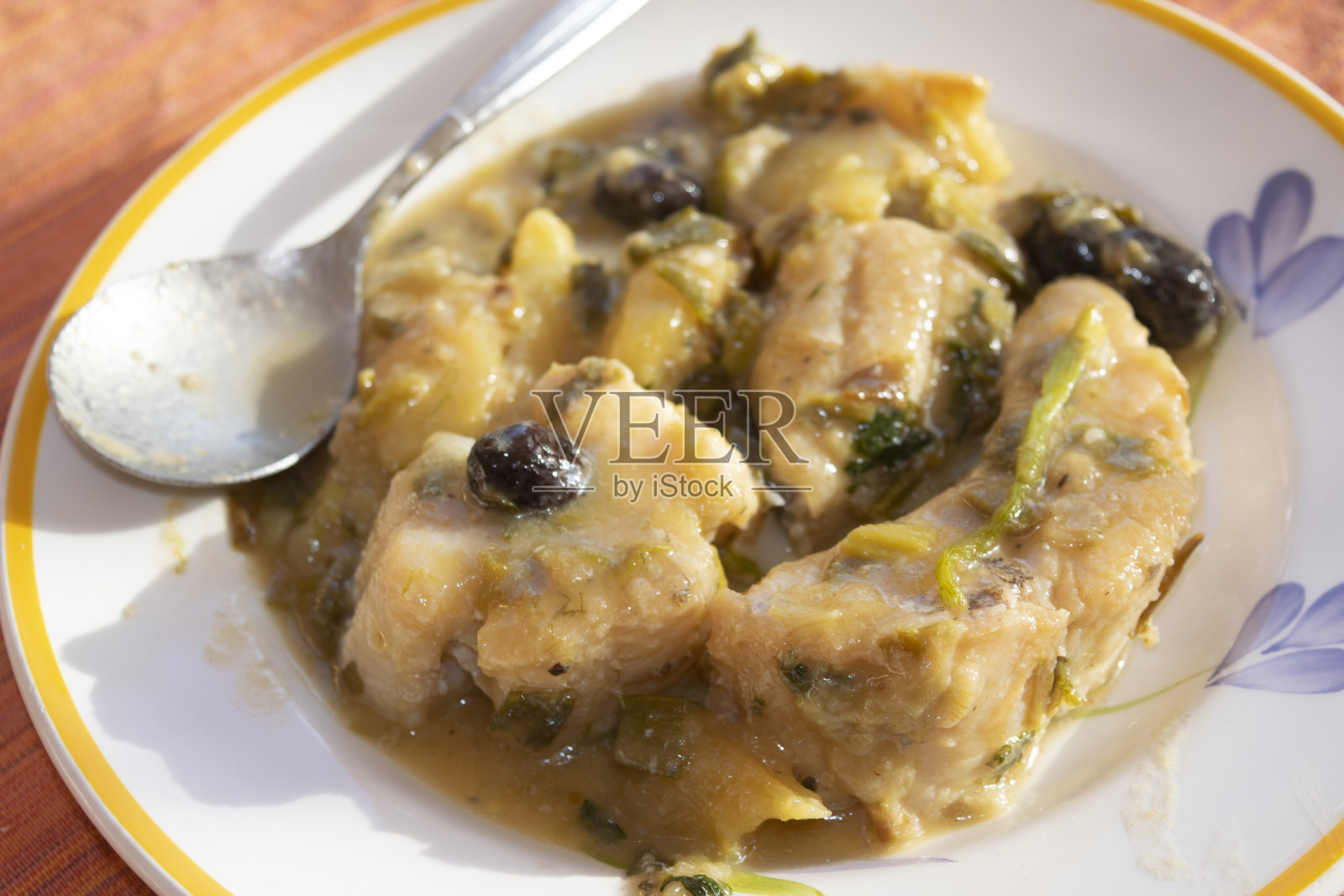 洋葱和橄榄炖鳕鱼照片摄影图片