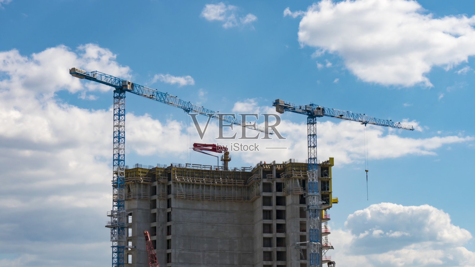 摩天大楼建筑工地，屋顶有起重机照片摄影图片