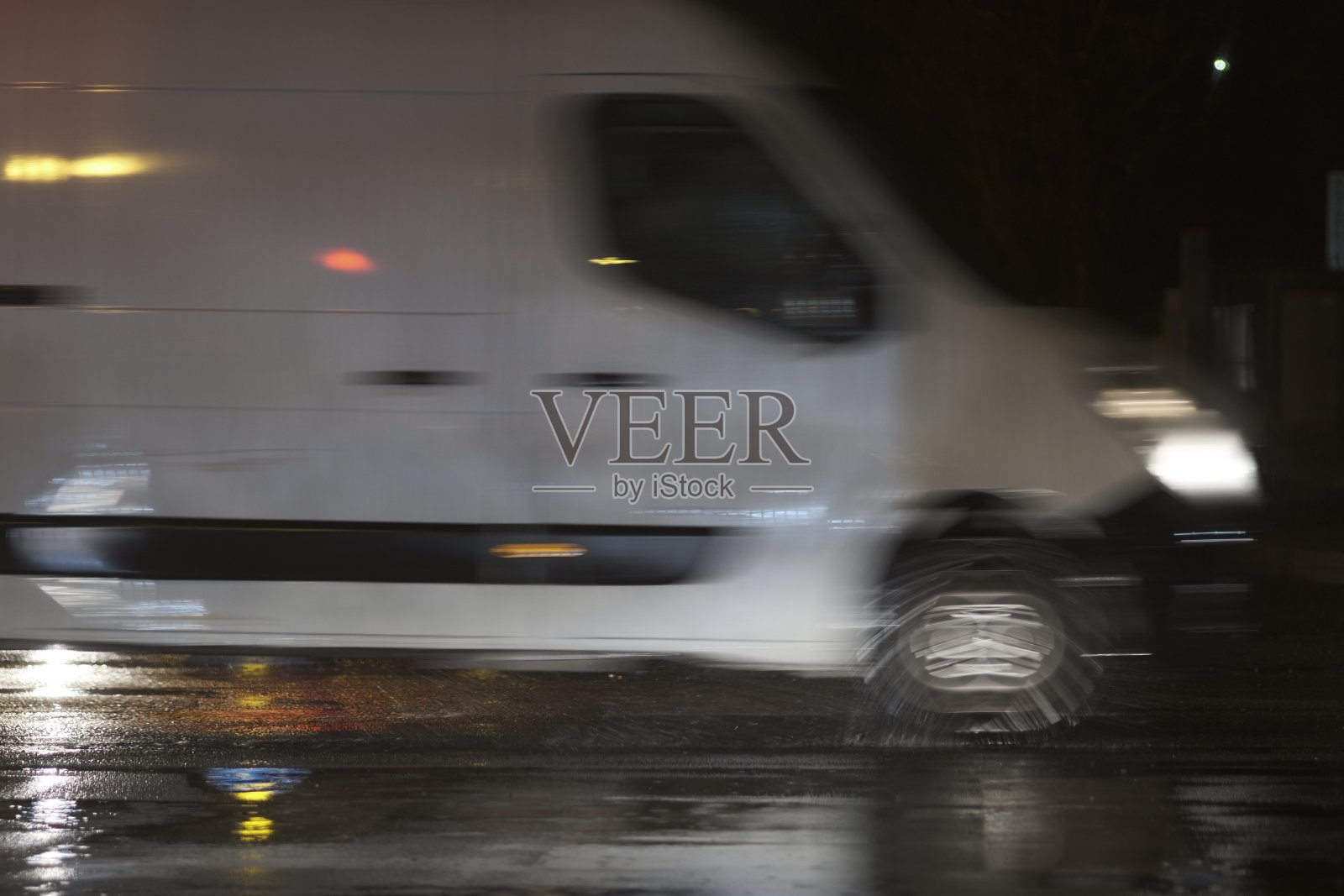 在坏天气里开车照片摄影图片