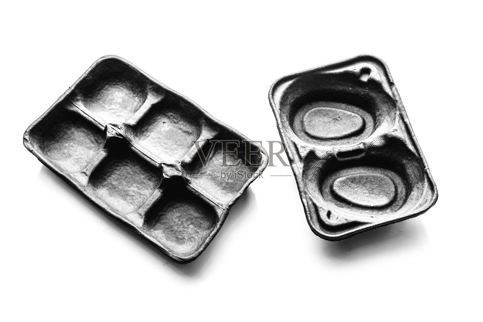 两个用来包装水果的空泡沫塑料托盘。照片摄影图片