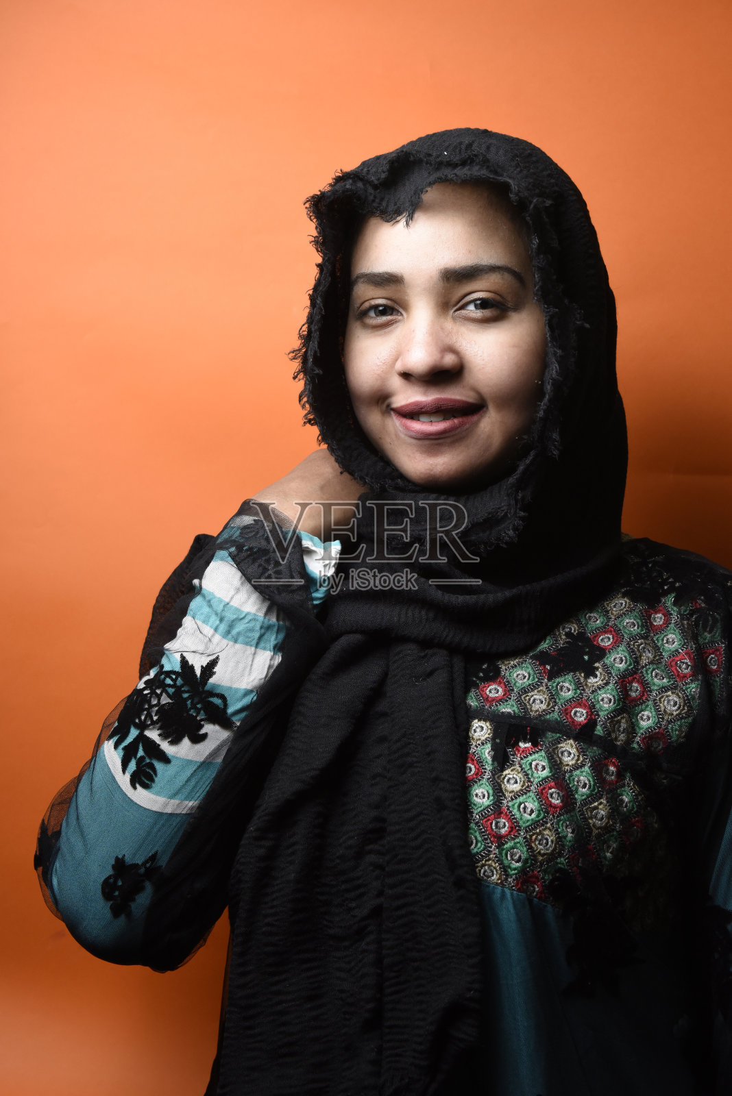 身穿传统阿拉伯长袍的阿拉伯女性肖像照片摄影图片