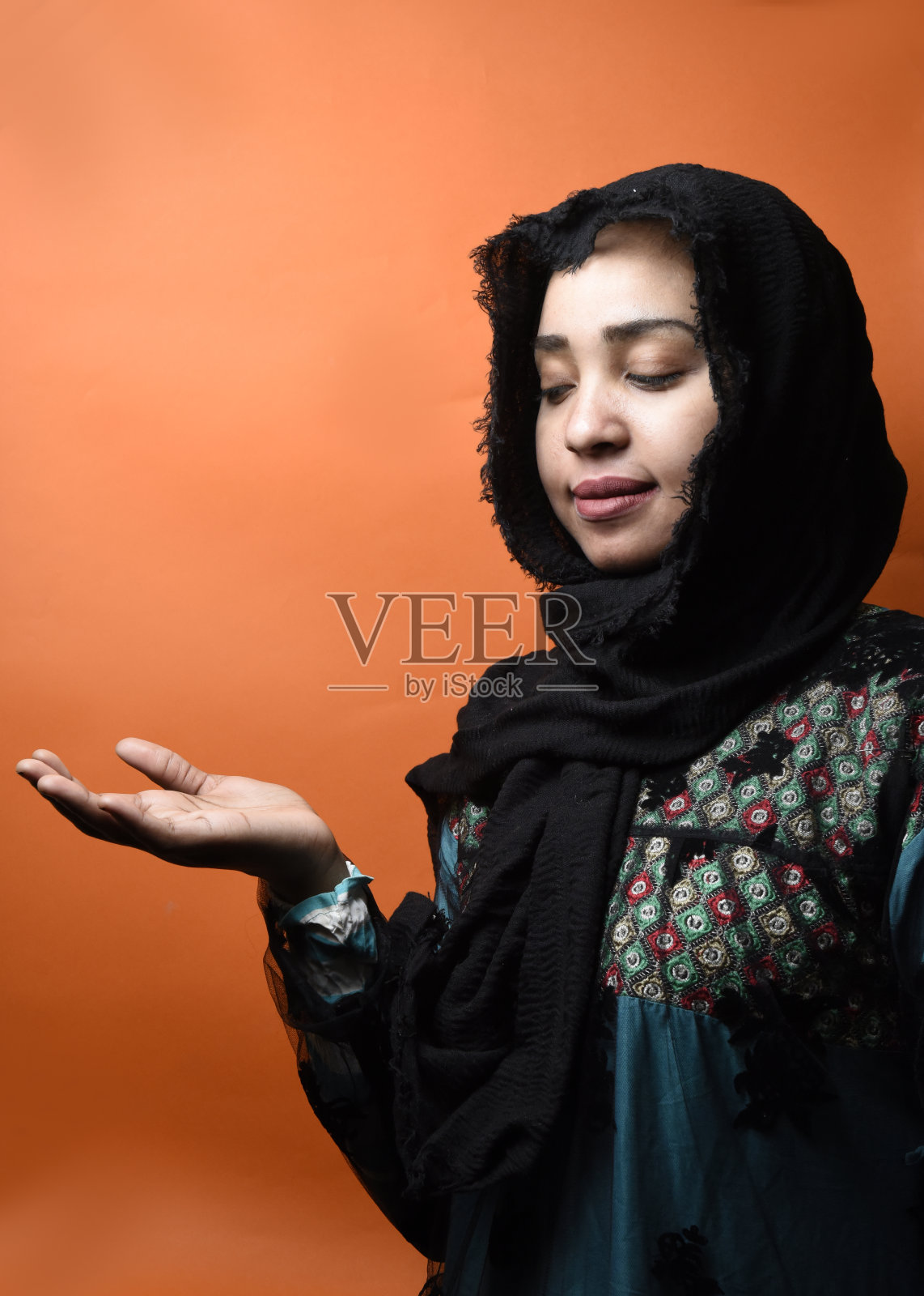 穿长袍的阿拉伯女人举手照片摄影图片