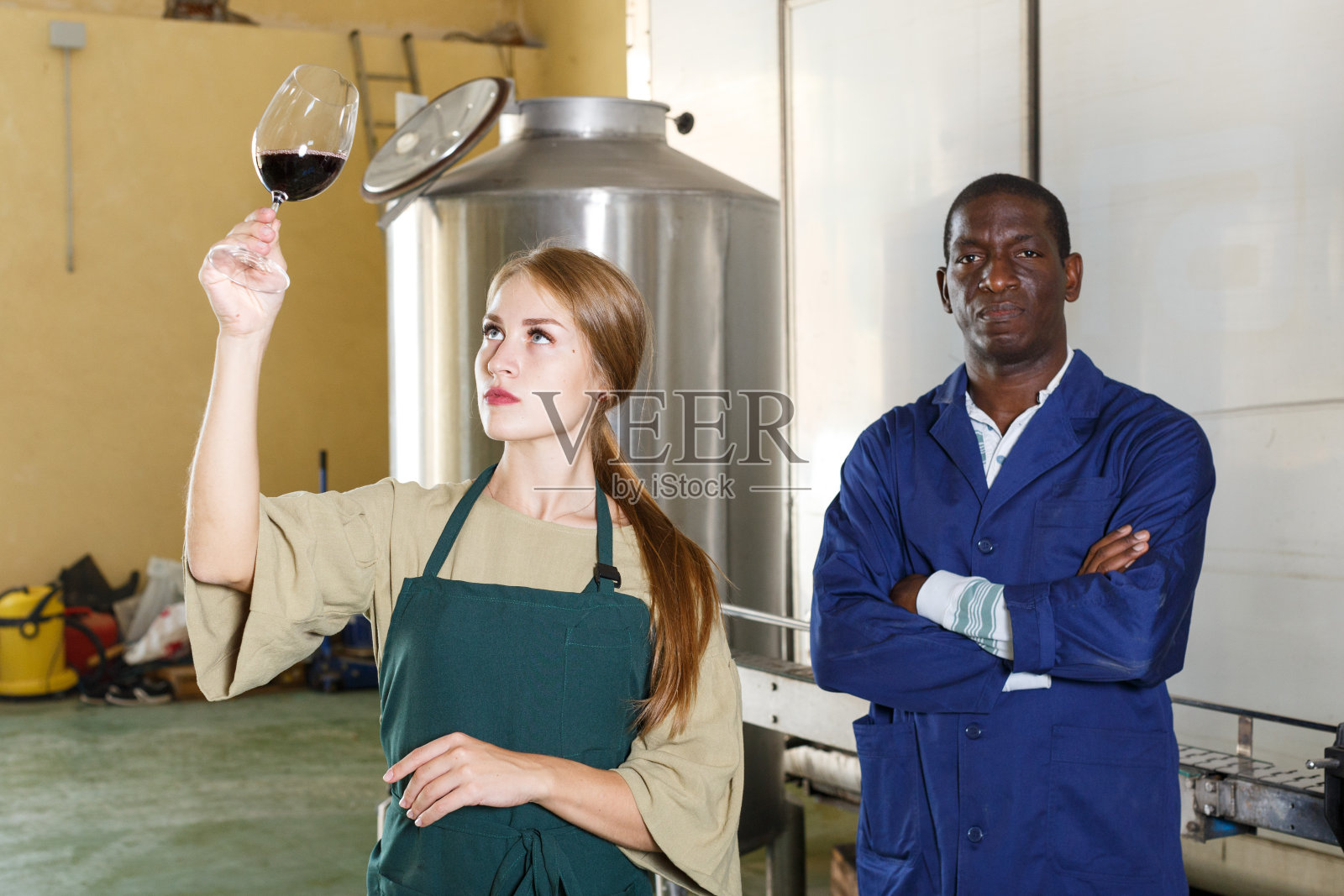 女酿酒师检查新葡萄酒照片摄影图片