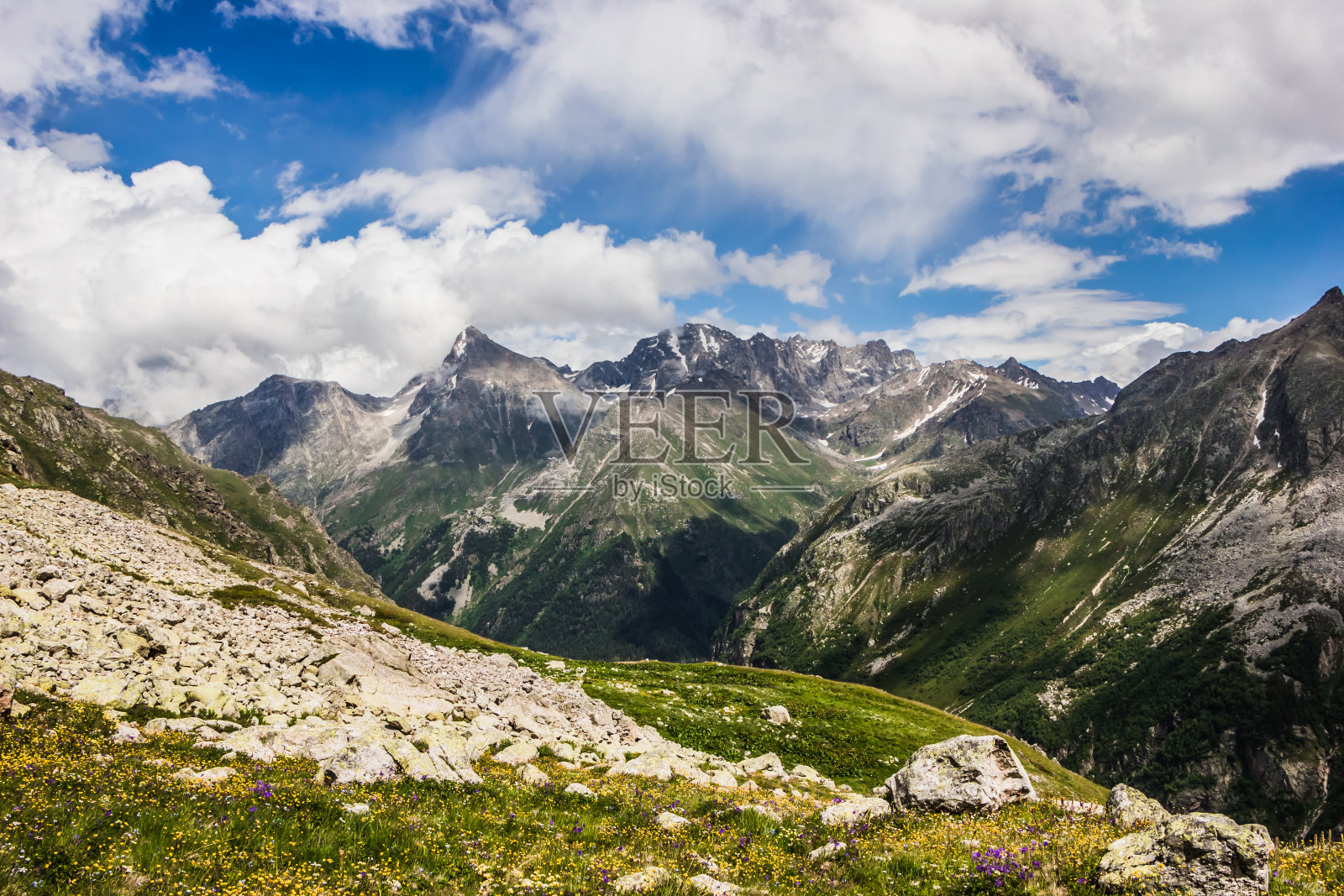 高加索山脉的高山照片摄影图片
