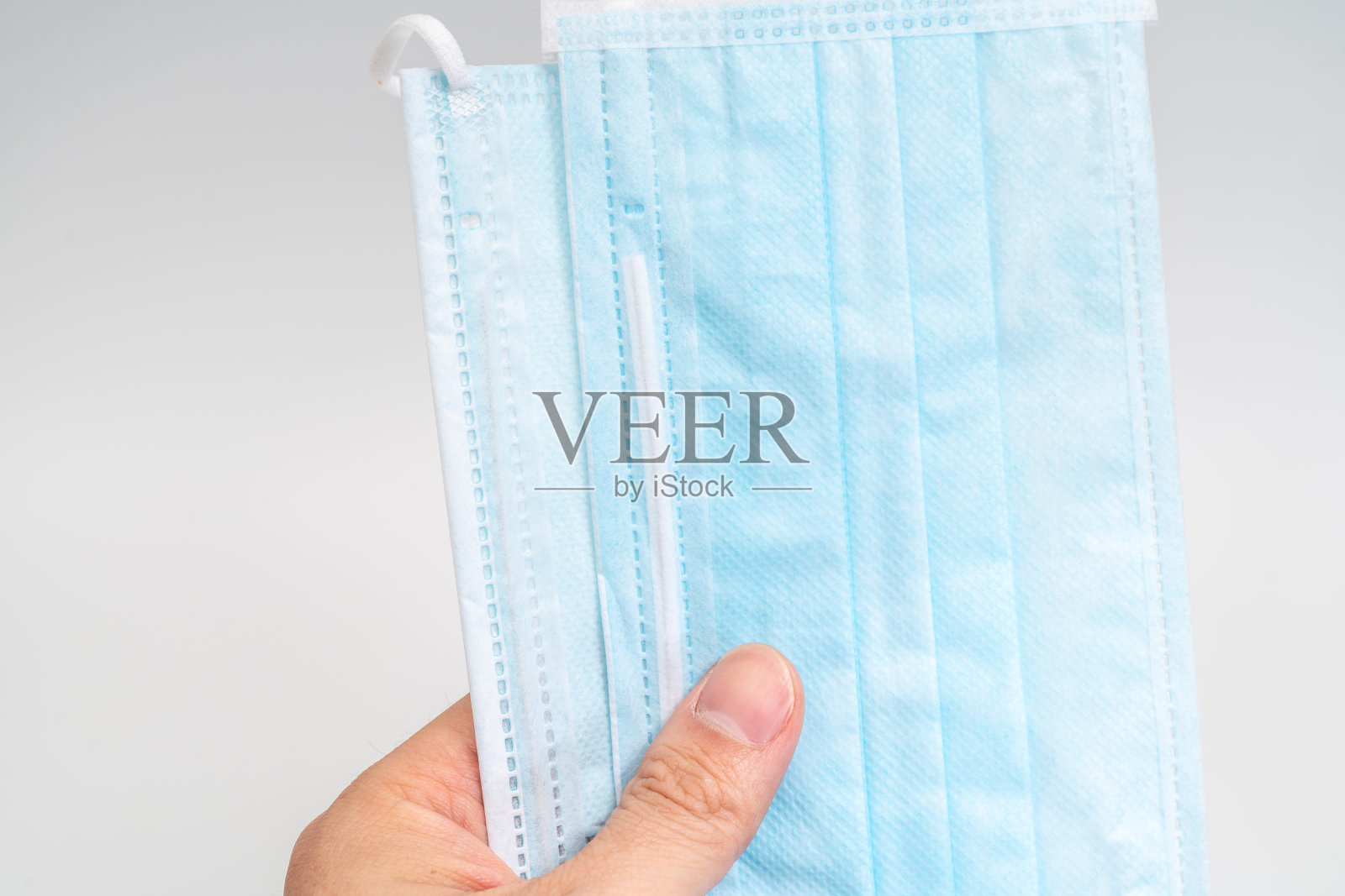 白色背景的防护口罩和洗手液凝胶机，用于预防新型冠状病毒(2019-nCoV)或COVID-19和流感。消毒、卫生、保健理念照片摄影图片