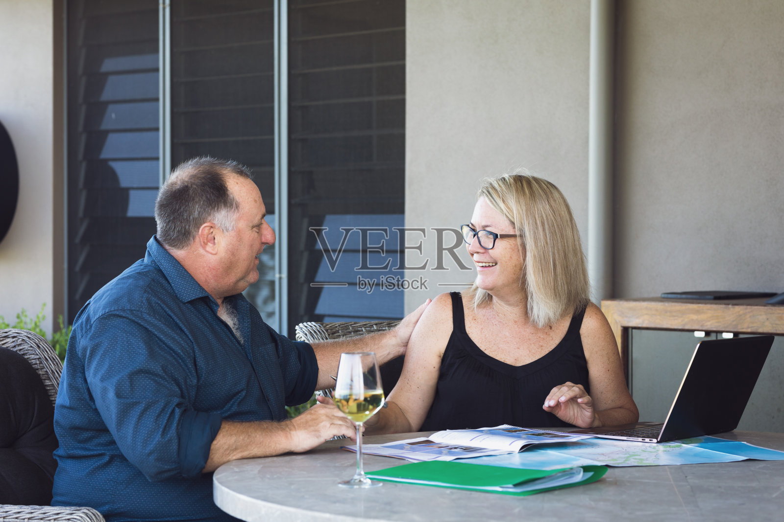 中年夫妇计划度假照片摄影图片