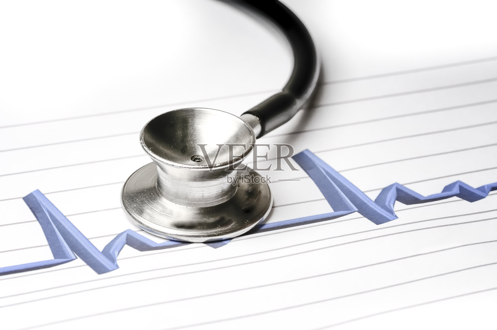 听诊器，用于在心电图背景上听心跳和肺照片摄影图片