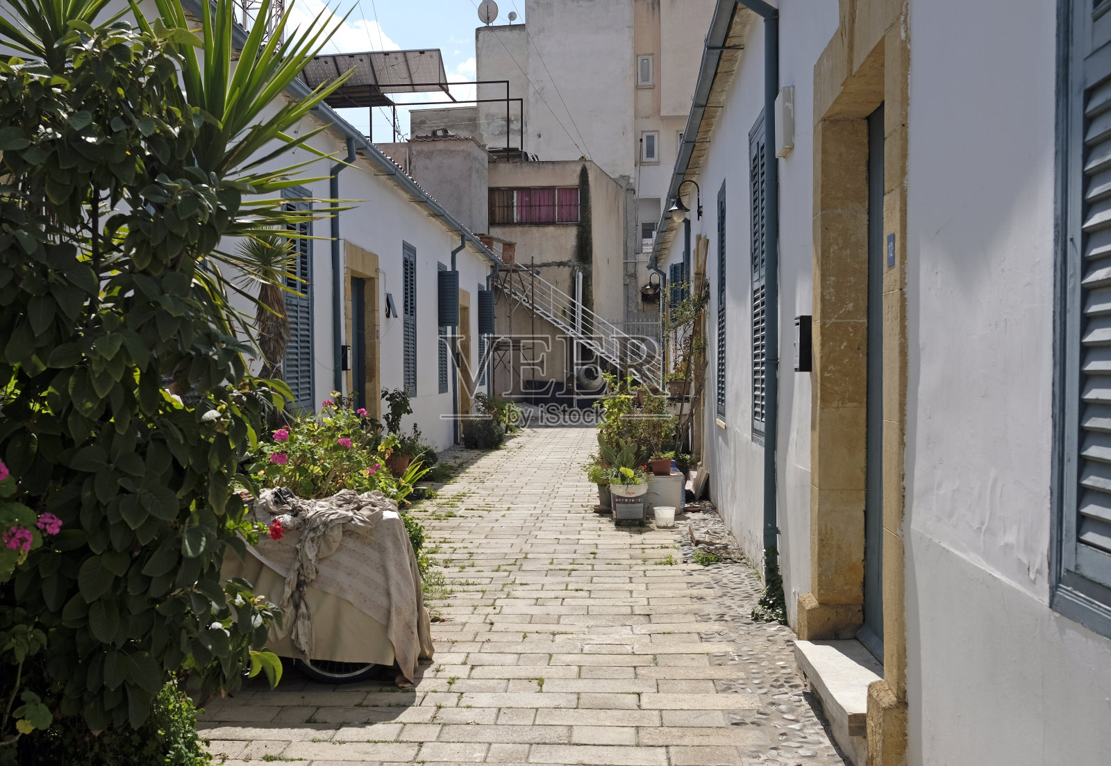 塞浦路斯尼科西亚“萨曼巴赫”城区的白色房屋照片摄影图片