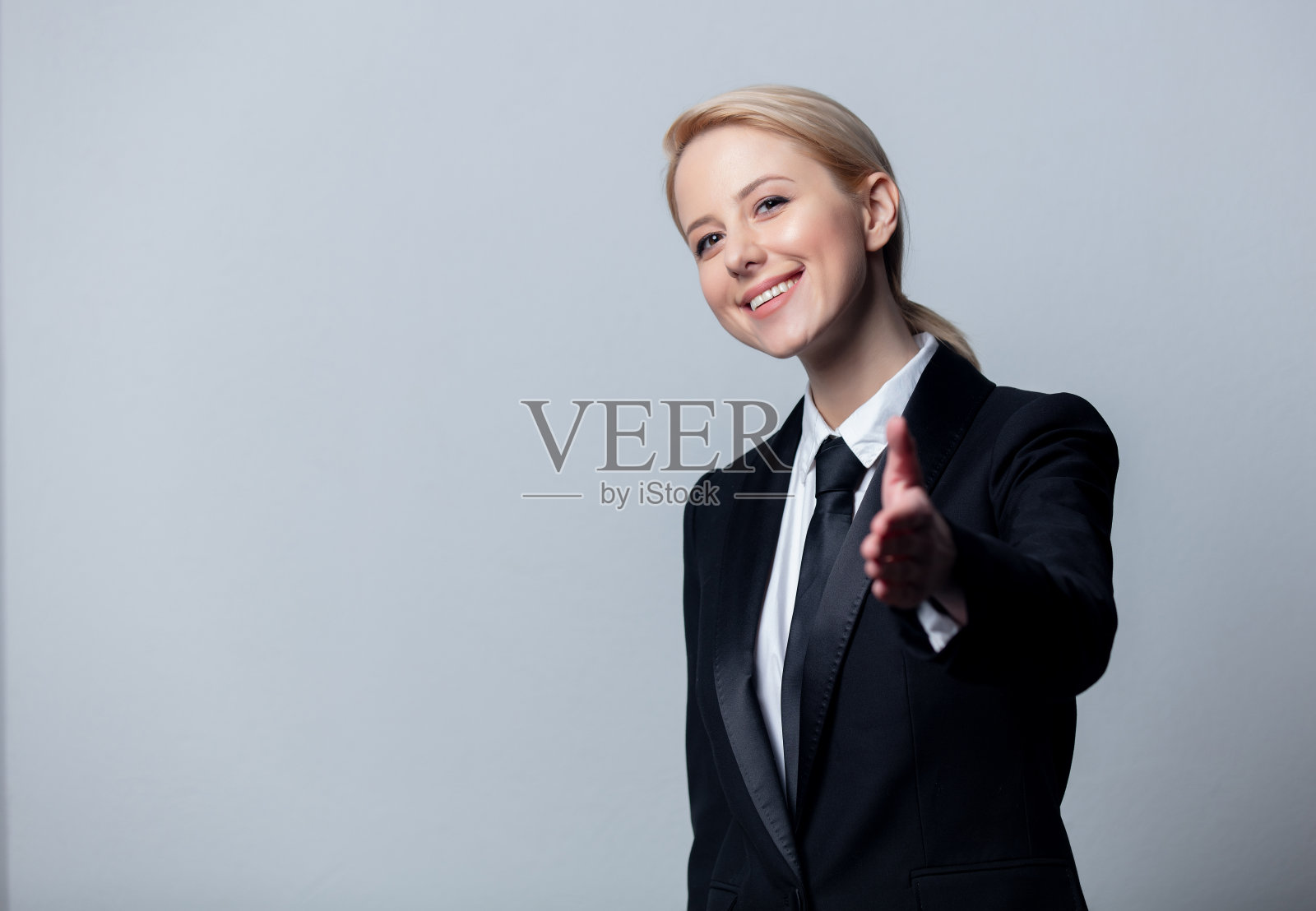 身穿黑色经典商务套装的女商人照片摄影图片