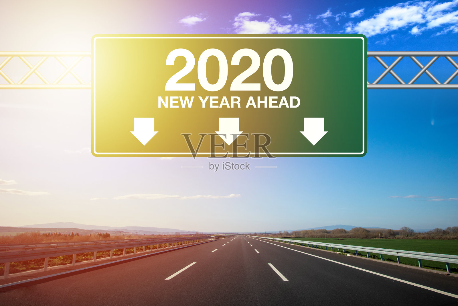 2020公路标志上的高速公路。晴朗多云的蓝天。照片摄影图片
