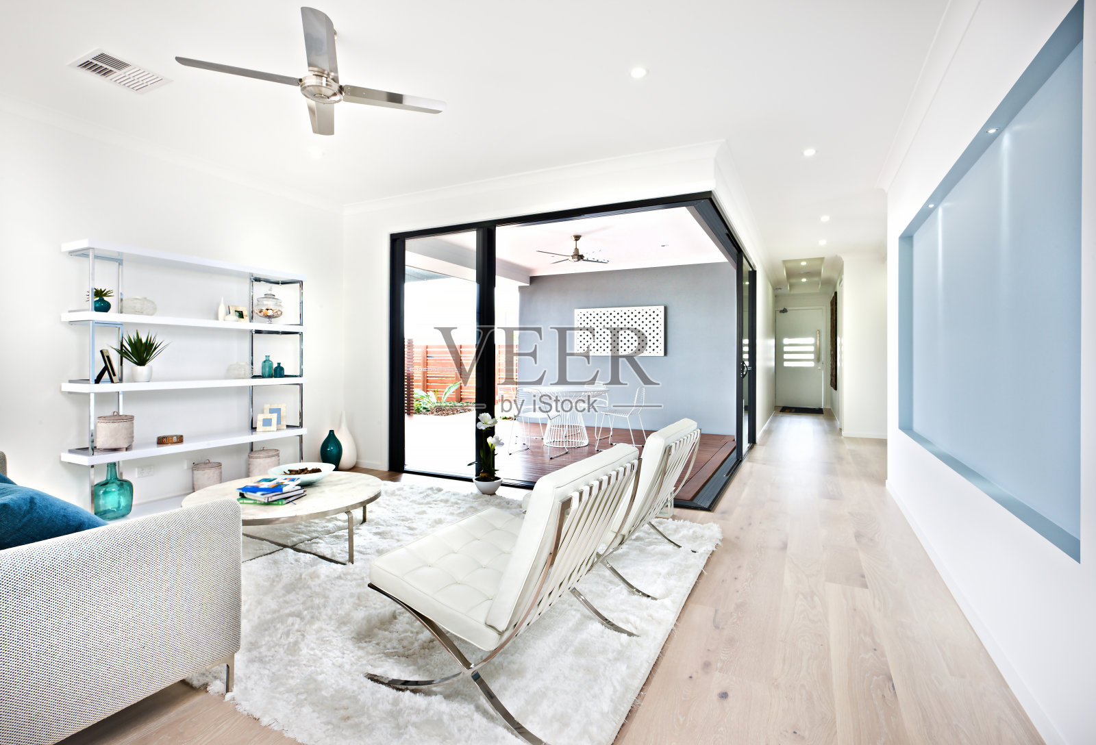 通往走廊的现代客厅和庭院区照片摄影图片