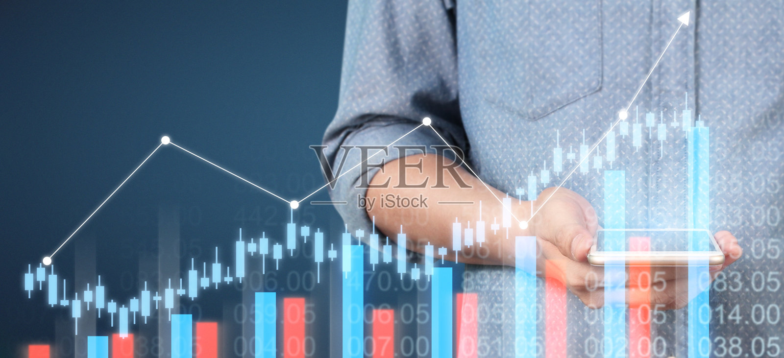 手持智能手机设备并触摸屏幕，股票交易市场概念照片摄影图片