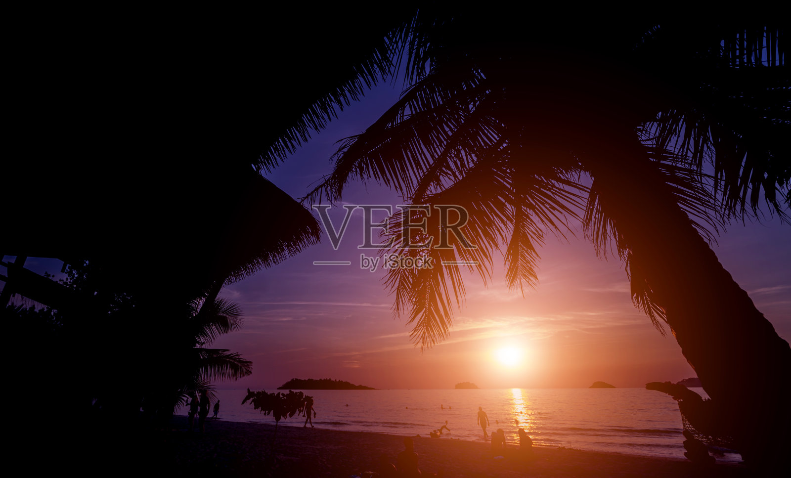 热带海滩上美丽的日落。天空和海洋照片摄影图片