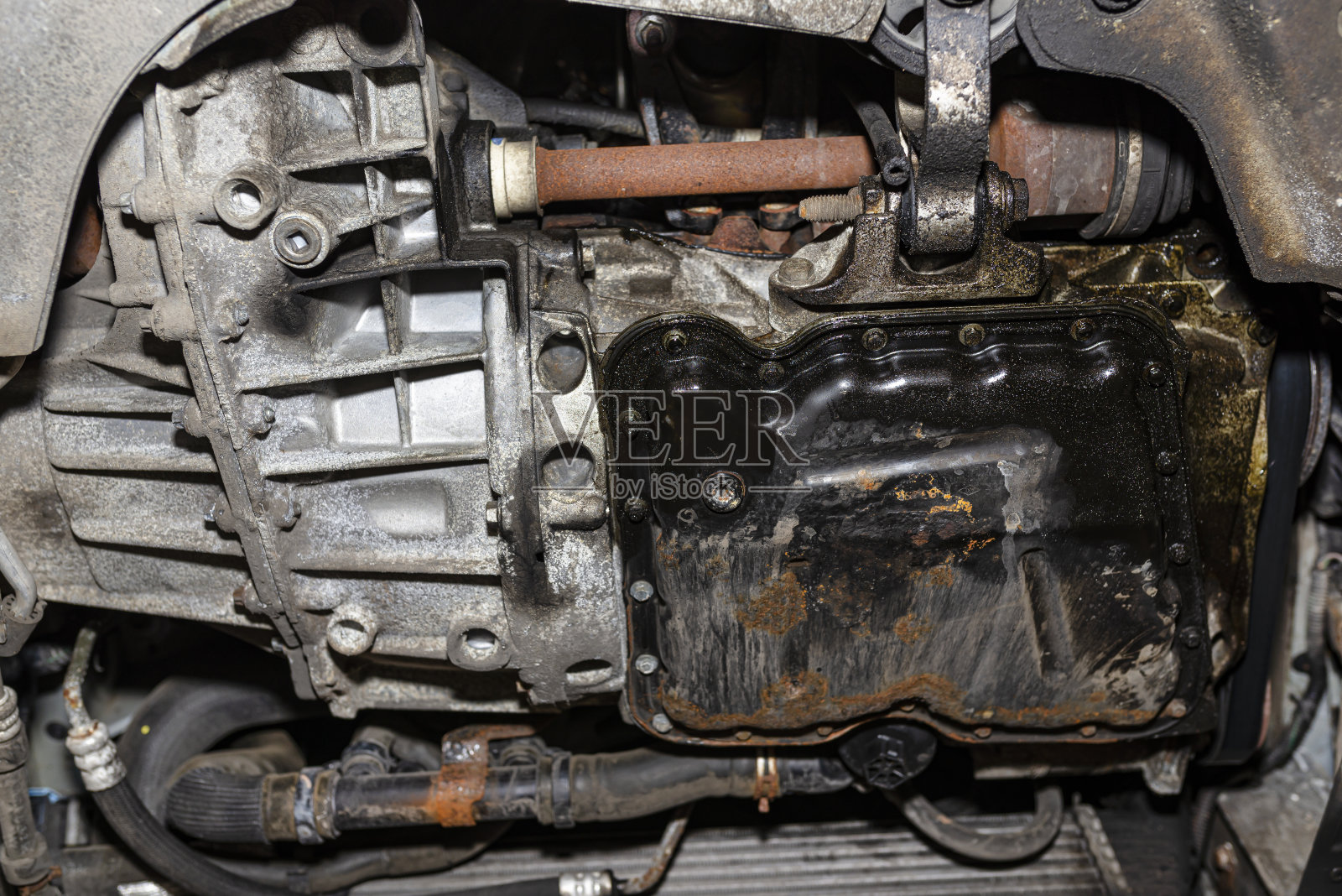 汽车发动机与变速箱安装在汽车的下方，可见发动机部件。照片摄影图片