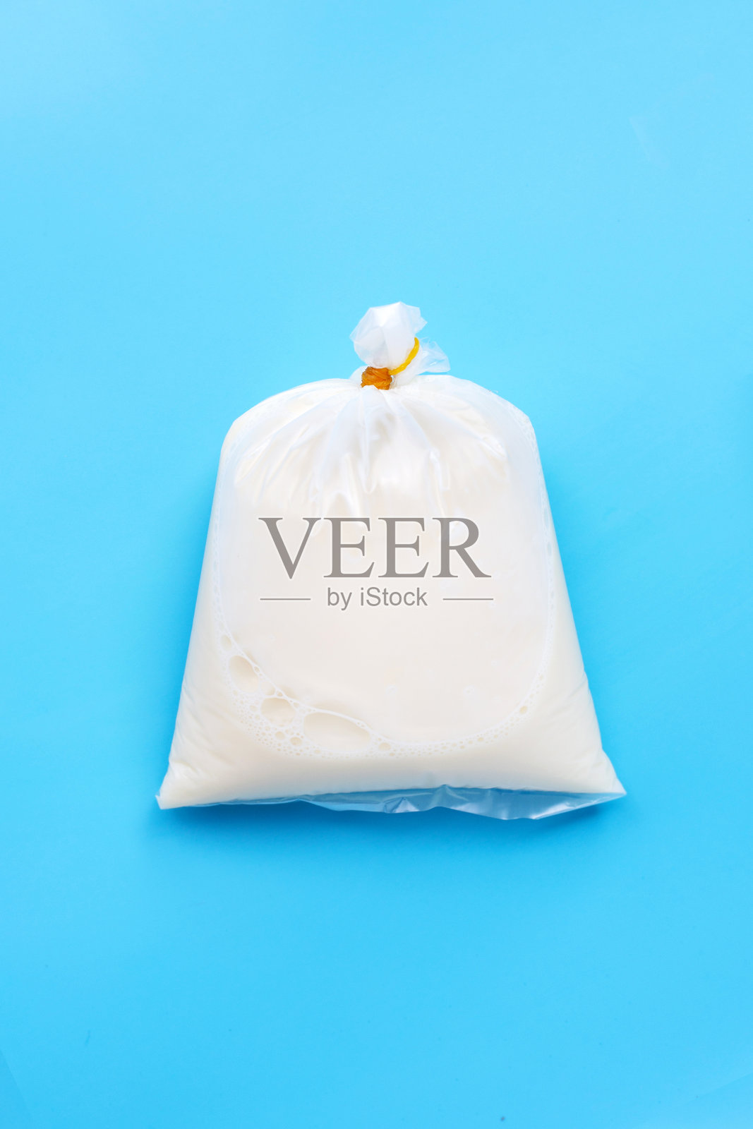 蓝底胶袋豆浆。照片摄影图片