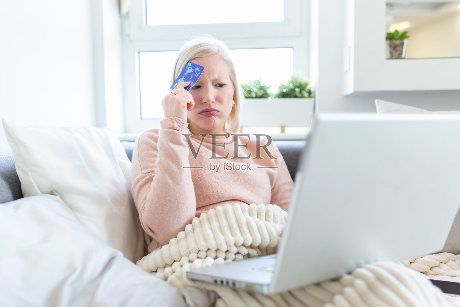 使用网银服务遇到问题的沮丧年轻女子照片摄影图片