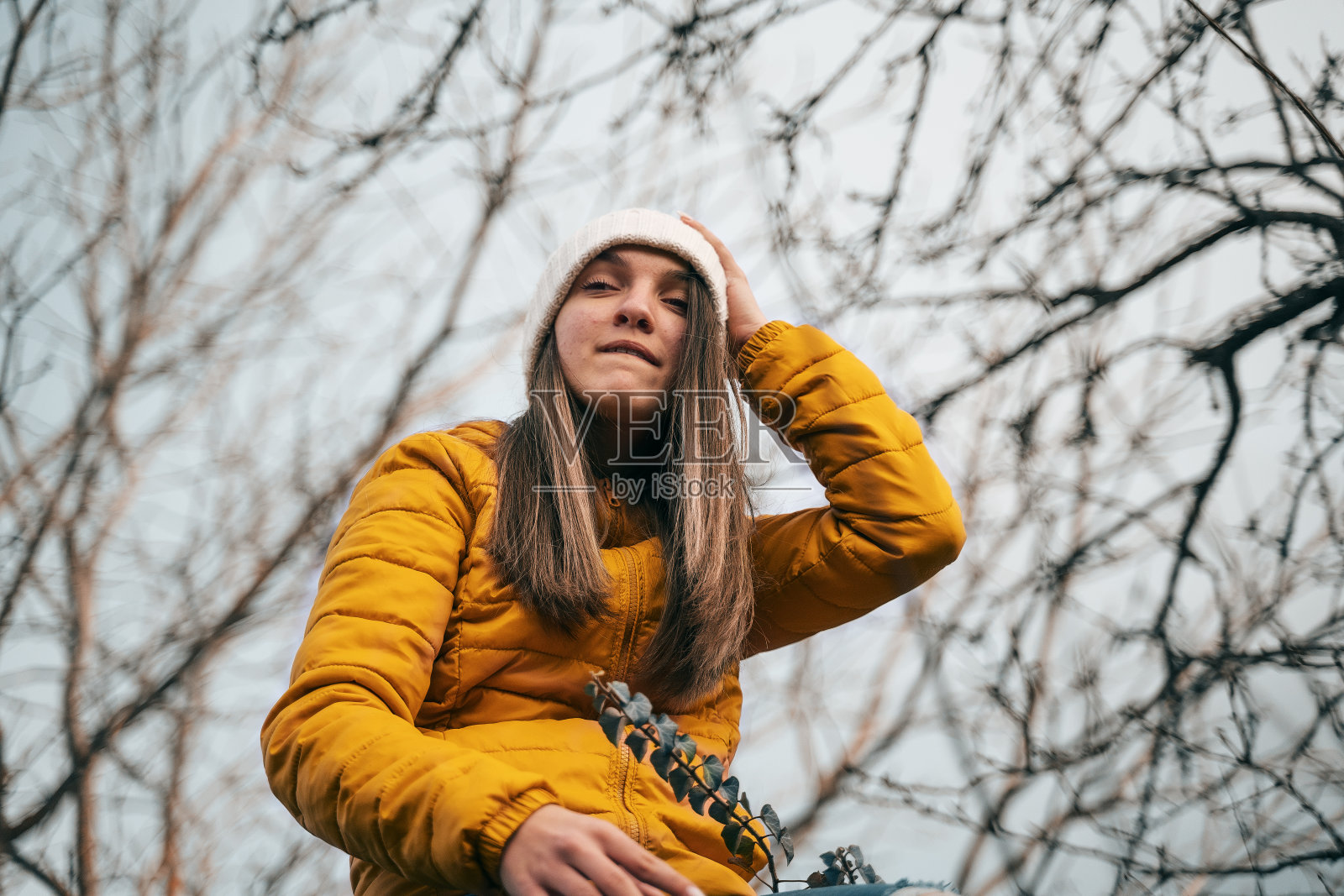 十几岁的女孩在户外玩。自拍和视频博客。照片摄影图片