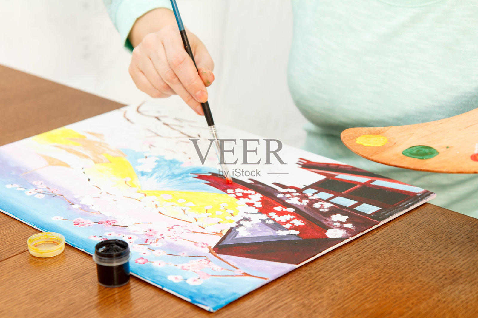 女人的手画日本山水照片摄影图片