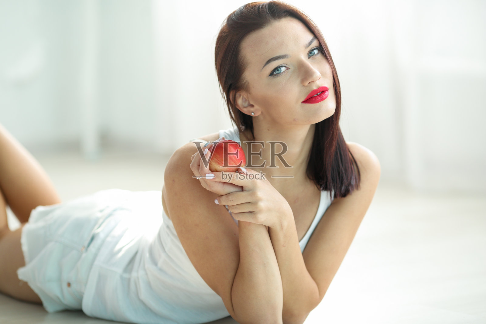 手里拿着成熟的红苹果的女人照片摄影图片