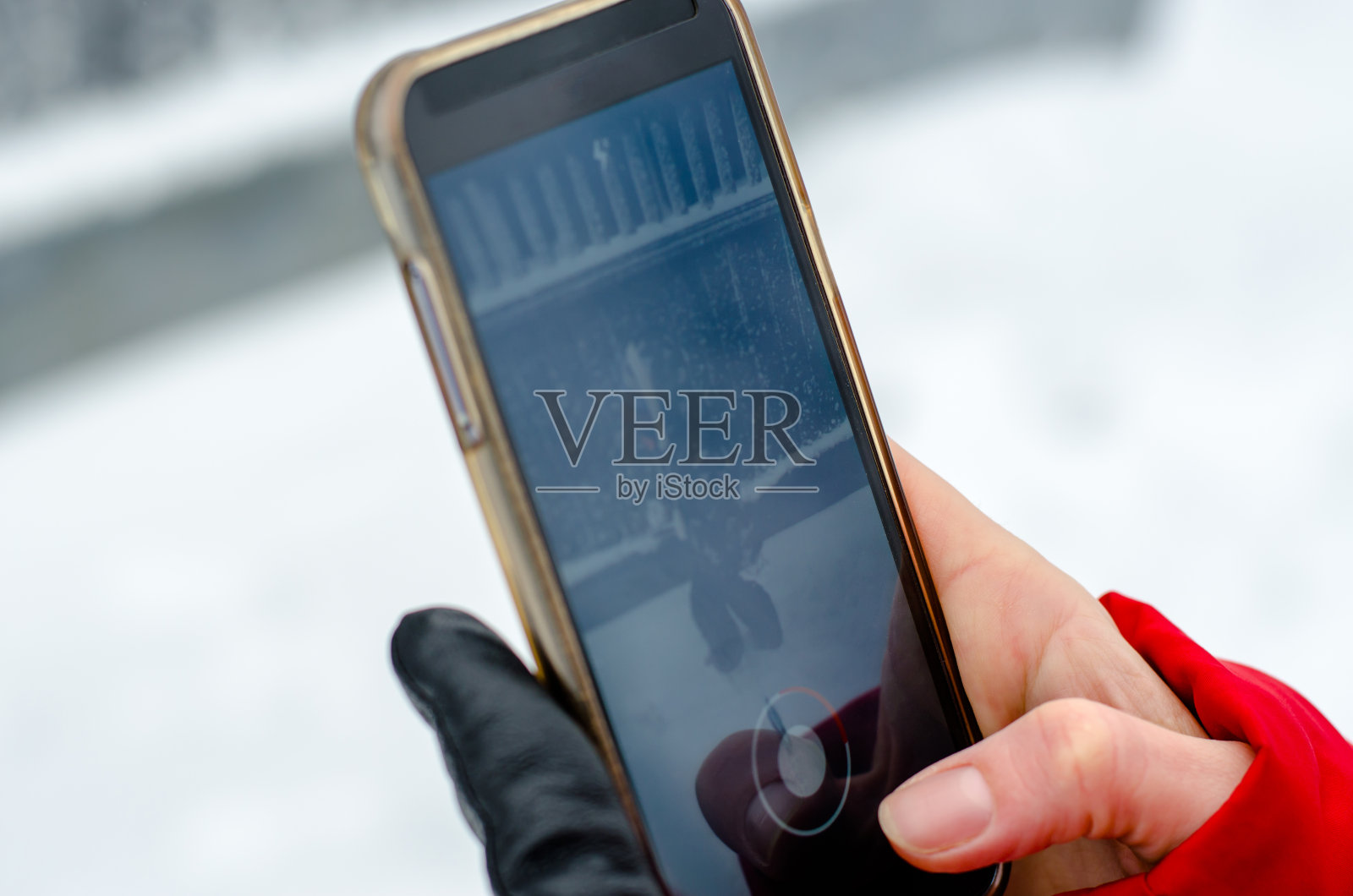 手机在一个年轻女孩的手里照片摄影图片