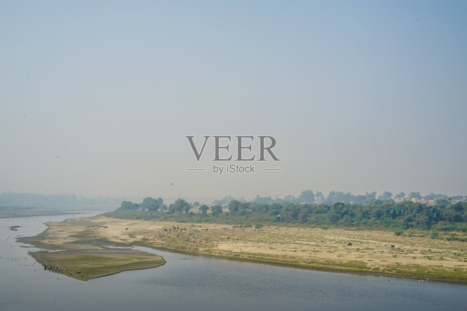 在印度，阿格拉亚穆纳河和河床照片摄影图片