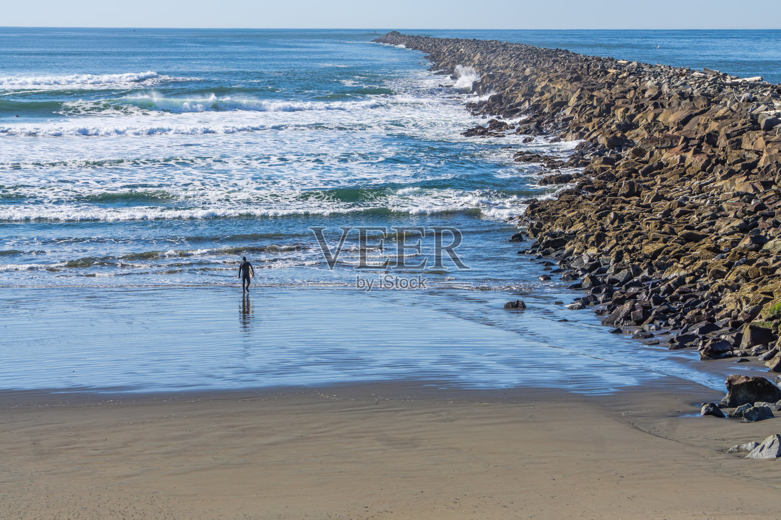 西港的岩石码头照片摄影图片