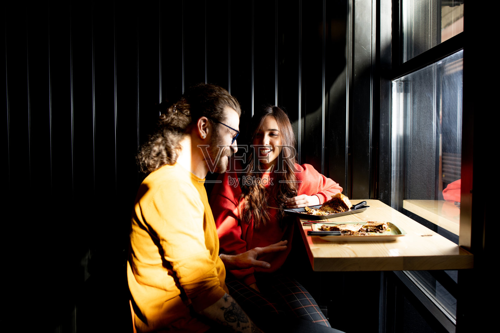 年轻夫妇在餐馆里享受美味的快餐照片摄影图片