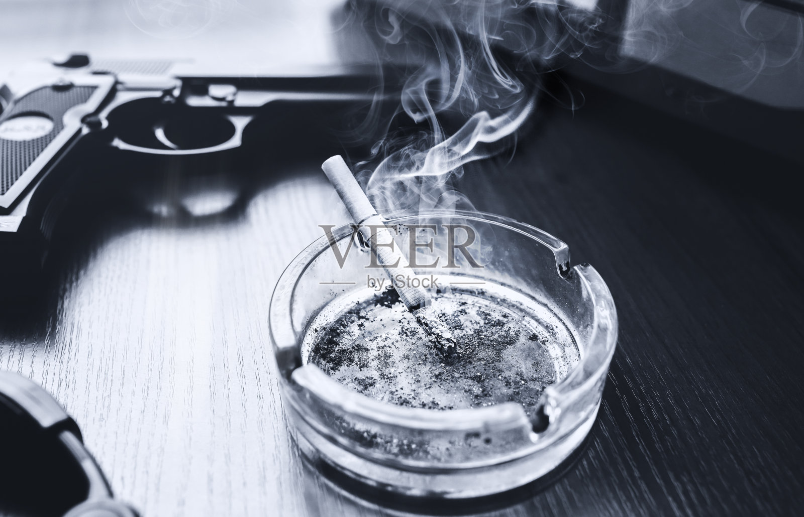 用于窃听的磁带录音机、烟灰缸和枪照片摄影图片