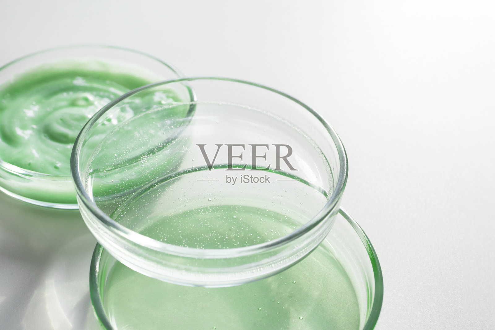 各种化妆品在玻璃培养皿在白色背景上选择性聚焦和复制空间照片摄影图片