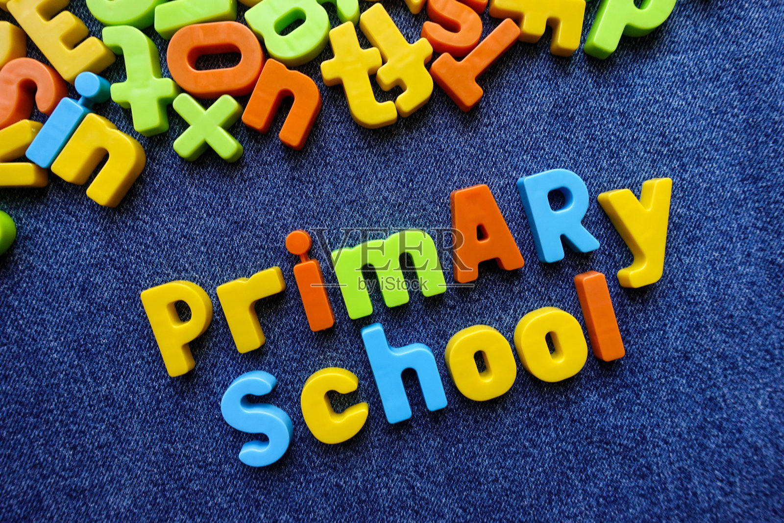 小学，用五颜六色的字母。照片摄影图片